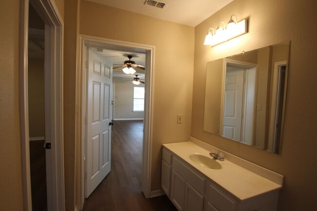 Building Photo - Remodeled 2 bedroom 1 bath rental in West ...