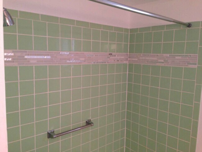 Building Photo - Elegant Modern Renovation. Stainless.Quartz.A/C.Laundry.Private Patio.