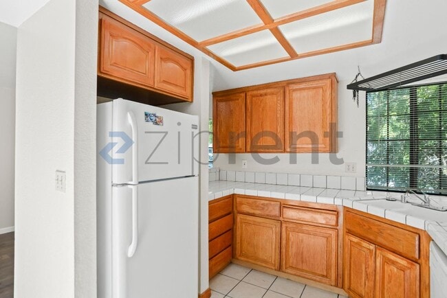 Building Photo - 1225 Oak Hill Ct