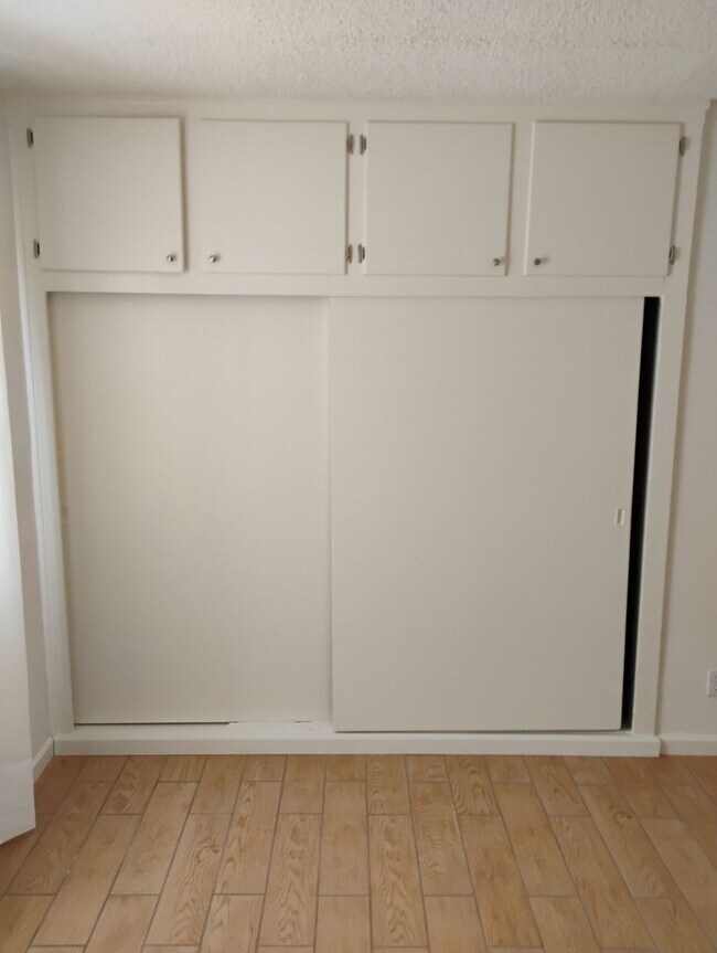 Building Photo - 18924-18934 Gault Street