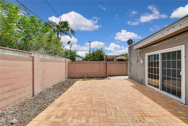 Building Photo - 1015 E Walnut Ave