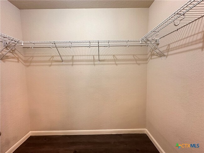 Building Photo - 2020 Meadow View Dr