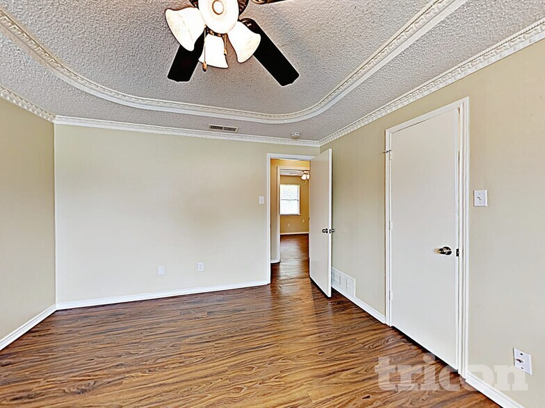 Building Photo - 773 Parkview Dr