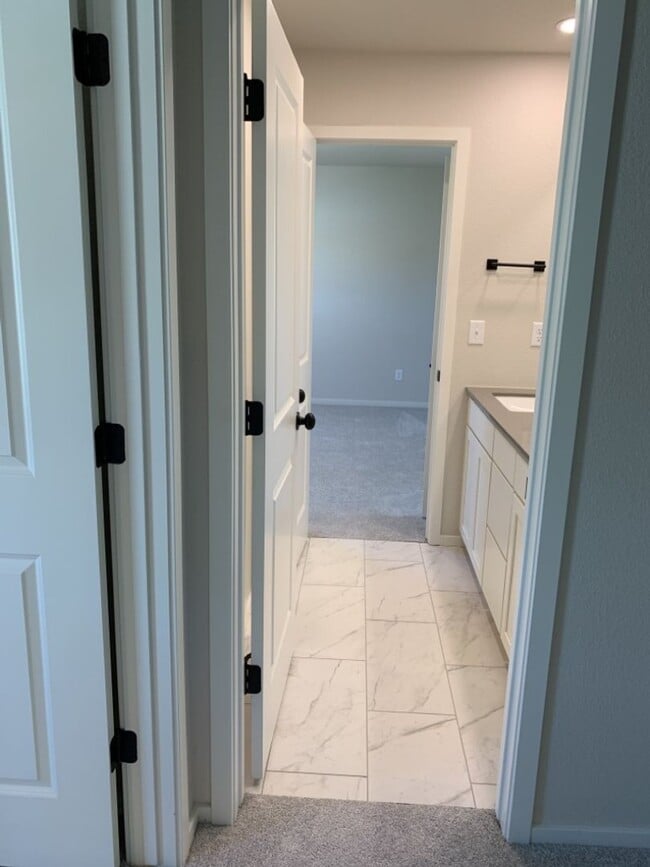 Building Photo - Exquisite 4 Bed 2.5 Bath Single Family Home with 3-car garage