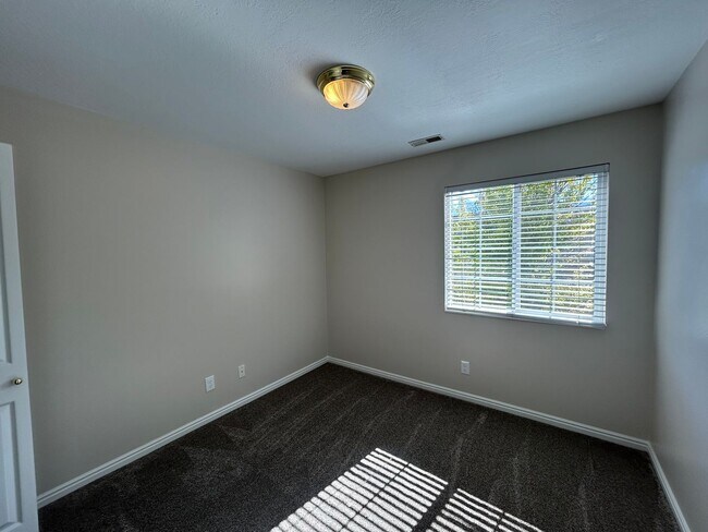 Building Photo - Top Floor Condo in great location!