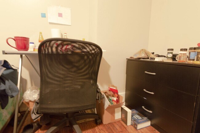 Building Photo - Room for Rent in 5 Bedroom House