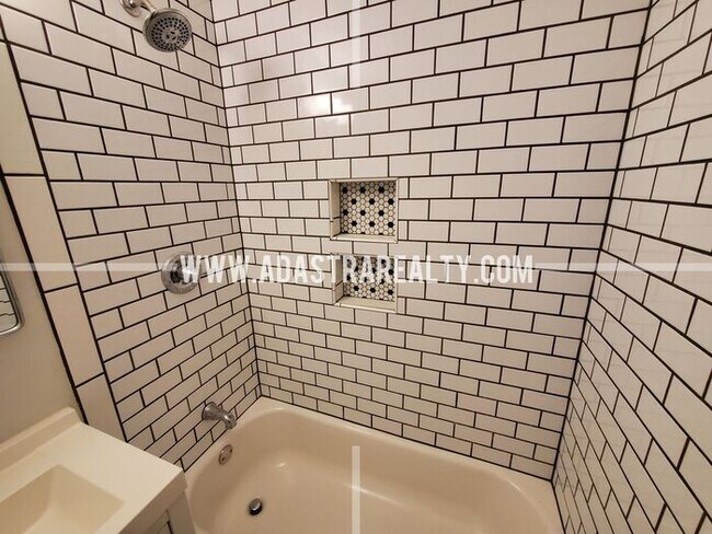 Building Photo - Beautiful Home in the Heart of Overland Pa...