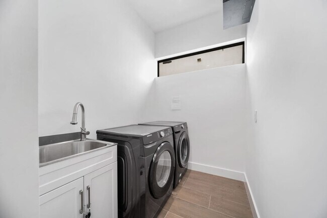 Building Photo - 547 NE 16th Ave