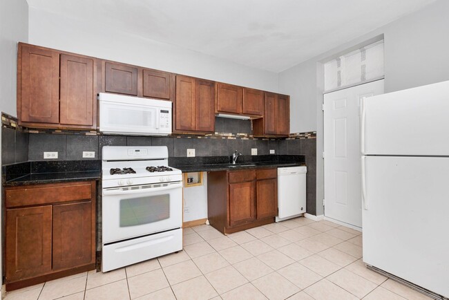 Building Photo - 2-Bedroom in Chicago’s historic South Shor...