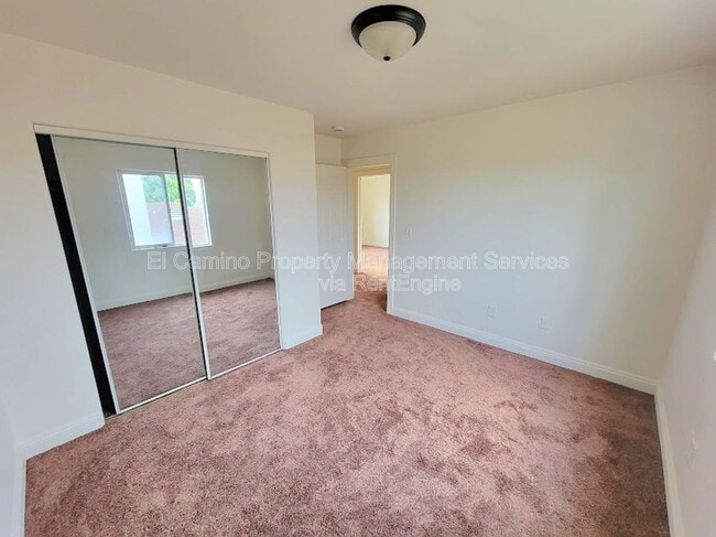 Building Photo - 1424 E 59th St