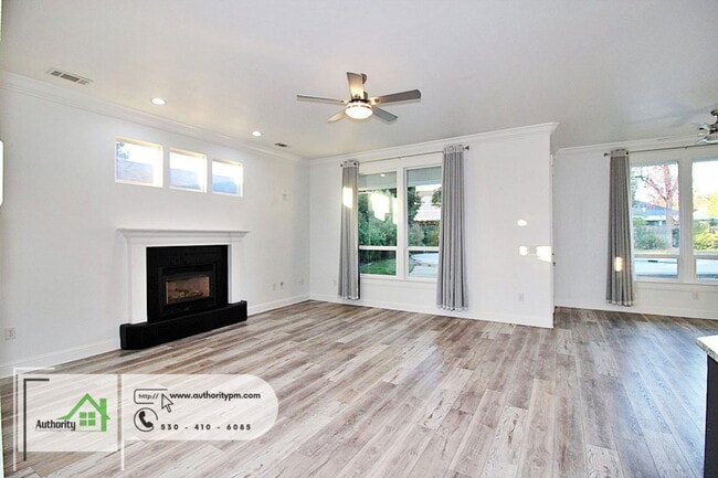 Building Photo - 2724 Western Oak Dr