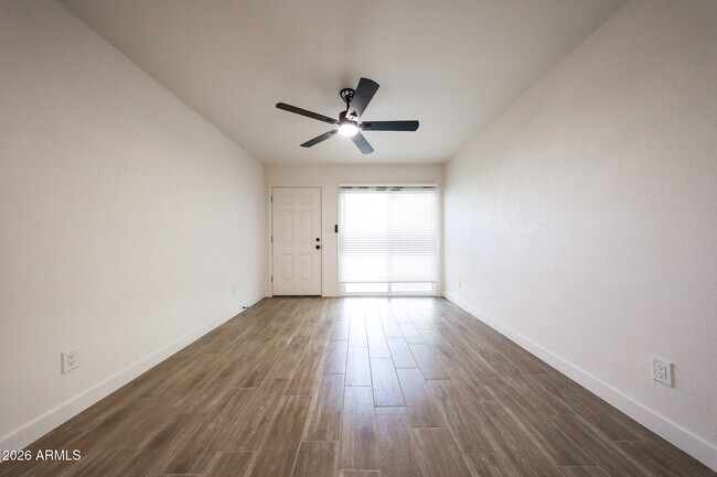 Building Photo - 558 S Lesueur