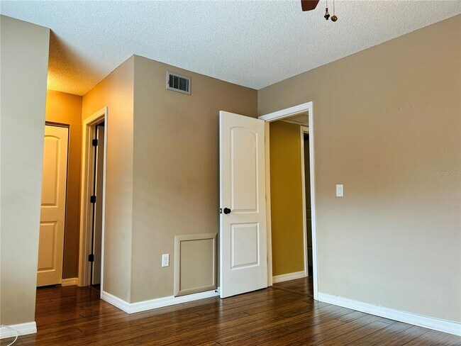 Building Photo - 2915 Pine Cone Cir