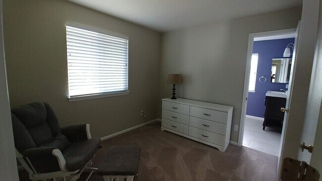 Building Photo - Beautiful 3 Bedroom Home Available in Sept...