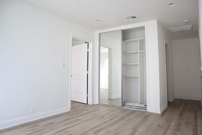 Building Photo - 2bed2bath Apartment in Heart of Pico Robertson!