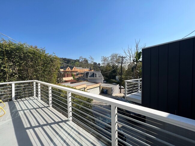 Building Photo - 6121 Glen Holly St