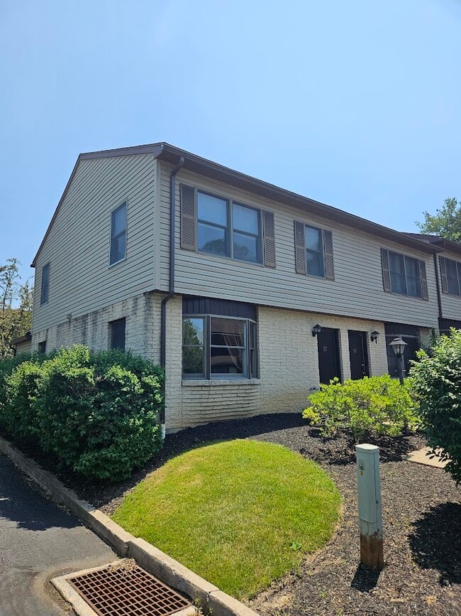 Building Photo - 915 Southgate Dr