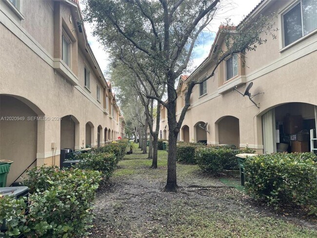 Building Photo - 8835 S Isles Cir