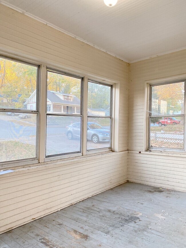 Building Photo - Move-in special. 3 bed 1 bath with a detached garage and large driveway $1250