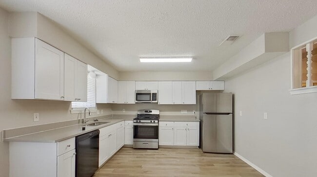 Building Photo - MOVE IN READY