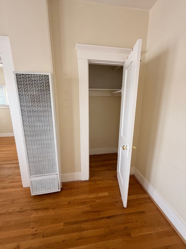 Building Photo - 1030 E 7th St