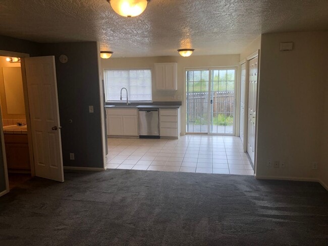 Building Photo - Updated Duplex - 3 Bedroom 1.5 Bath