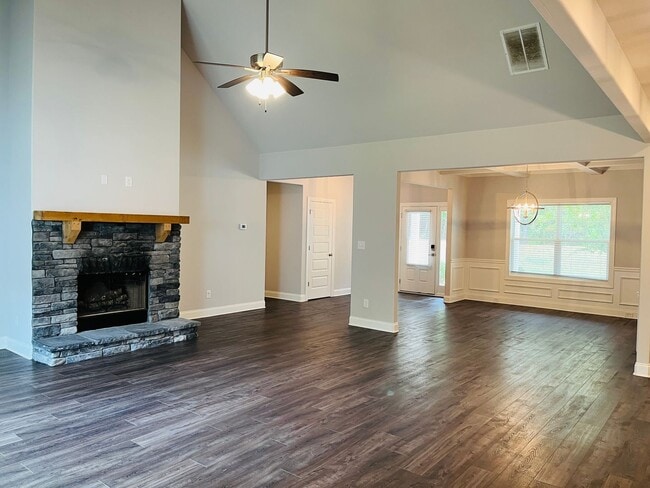 Building Photo - ***MOVE IN SPECIAL*** Wow! Perfect 4 bedro...