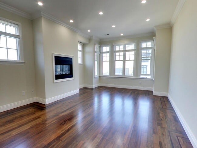 Building Photo - 1129 Green St