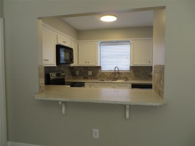 Building Photo - 8716 Club House Dr