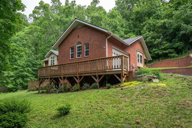 Building Photo - Mountain Retreat! -Bonus Spaces!