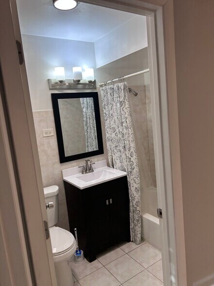 Building Photo - 1101 Holiday Ln