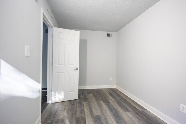 Building Photo - Amazing 3 BR/1 BA Apartment in Anacostia with 1 month free rent and 1 year of free parking!