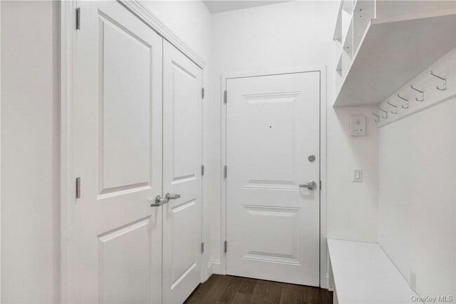 Building Photo - 10 Byron Pl