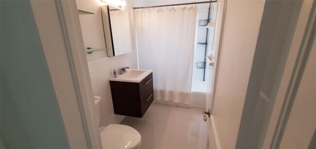 Building Photo - 1304 NE 16th Ave