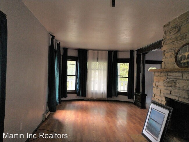 Building Photo - 3 br, 2 bath House - 212 Wellington St