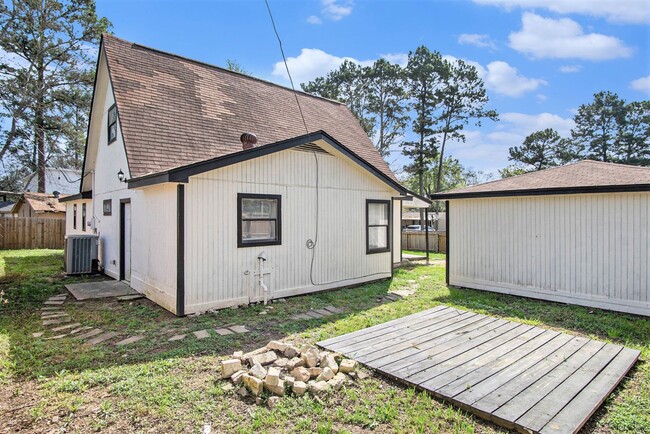 Building Photo - 3 Bedroom, 2 bath that sits on a triple lo...