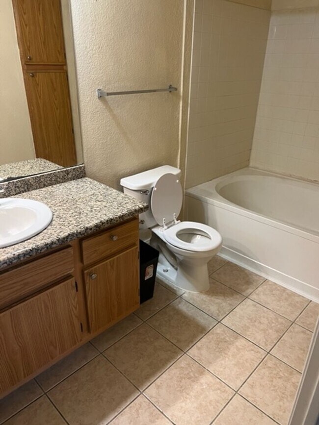 Building Photo - SW- 2 Bedroom Condo!