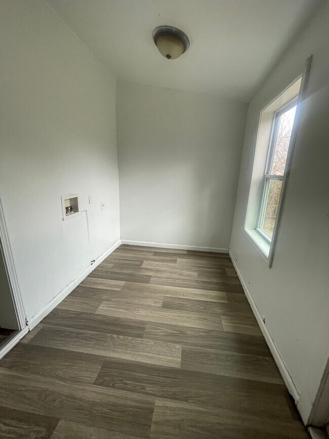 Building Photo - Available Now  LARGE 3 Bedroom 1 bath house