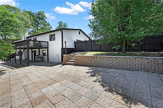 Building Photo - 910 Muirfield Dr NE