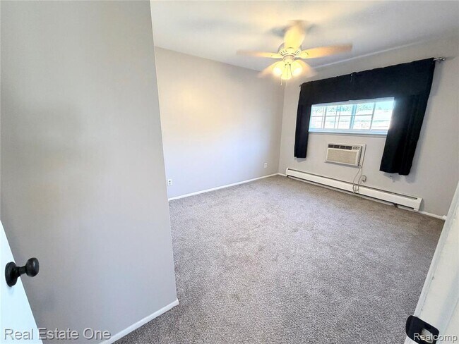 Building Photo - 2405 Torquay Ave