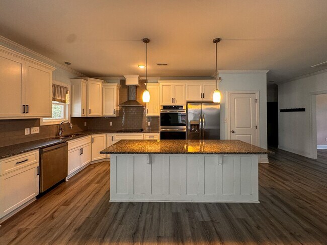 Building Photo - Gorgeous 4 Bed 3.5 Bath Executive Home with Community Amenities