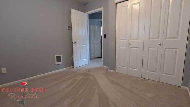 Building Photo - Flowing floorplan, minutes from I-5!!!