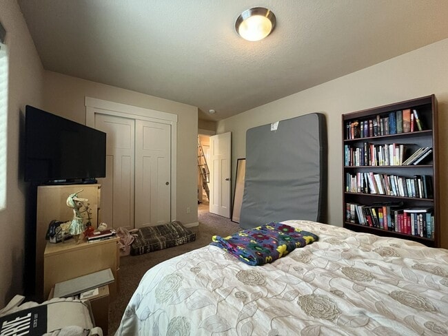 Building Photo - Bright and Modern North Portland Living with Three Bedrooms, Laundry Room & Attached Garage