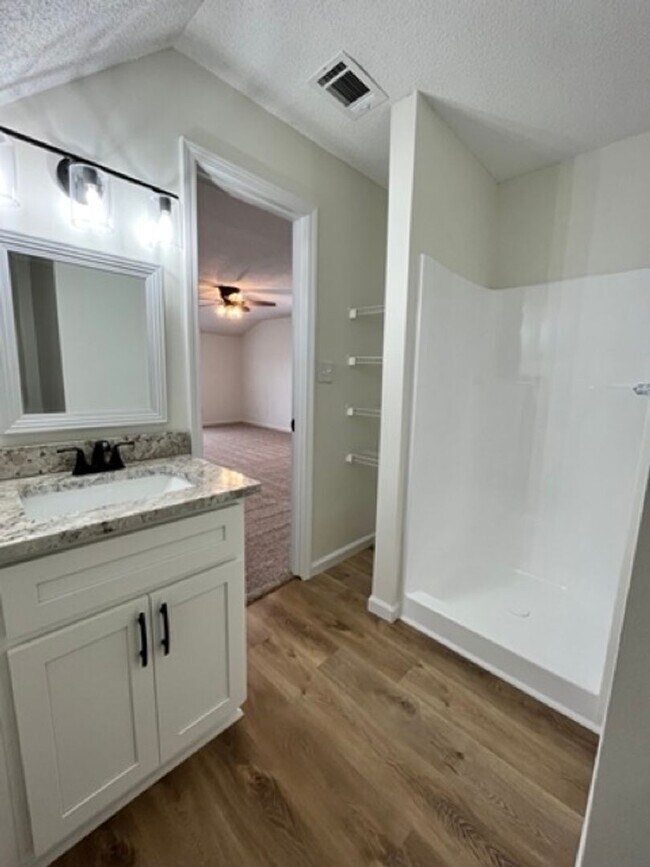 Building Photo - 204 Franklin Sq - Beautifully Updated Home in Bonaire