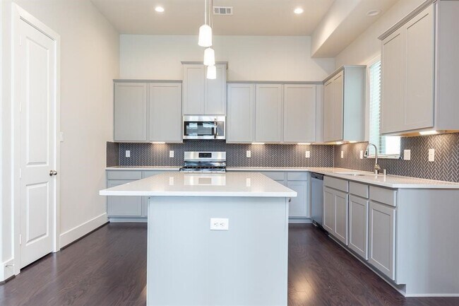 Building Photo - 5836 E Post Oak Ln