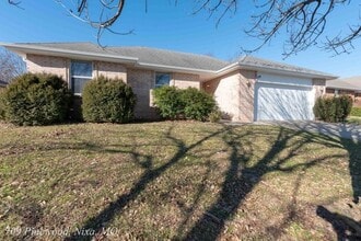 Building Photo - 709 S Pinewood Ln