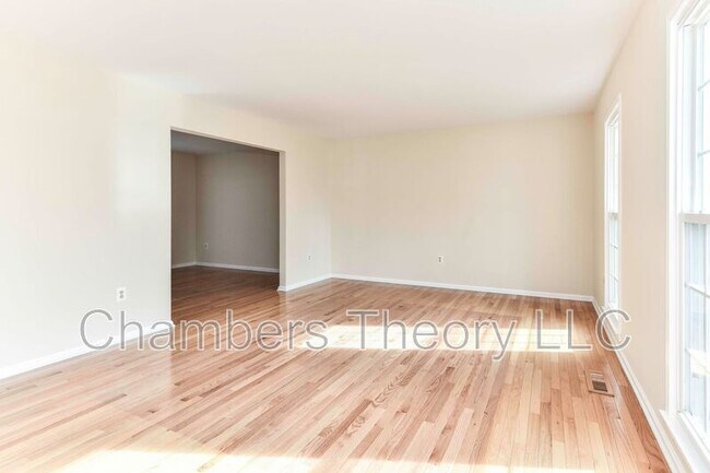 Building Photo - 9766 Oleander Ave