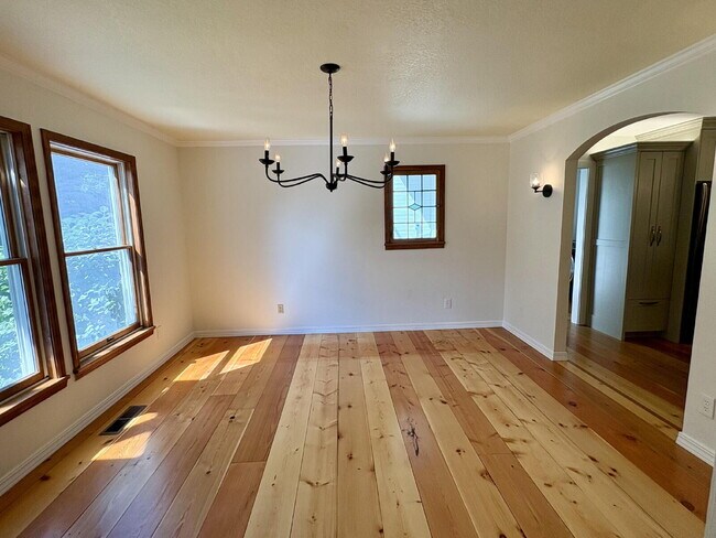 Building Photo - Spacious home in country setting, yet close to amenities