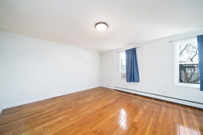 Building Photo - 55 Bowers St