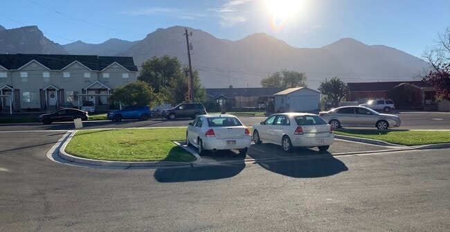 Building Photo - 1 Female Room in a Cute Orem Townhome
